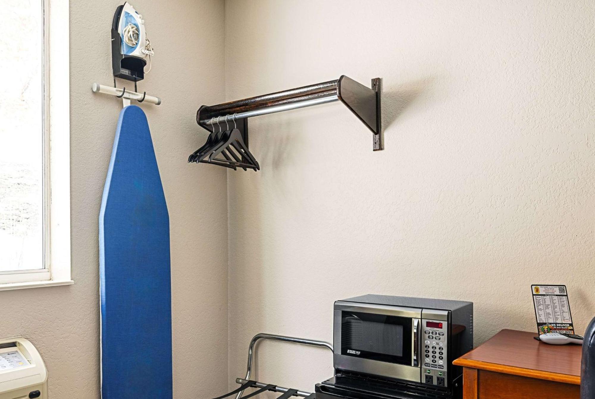 Super 8 By Wyndham Pittsburgh/Monroeville Extérieur photo